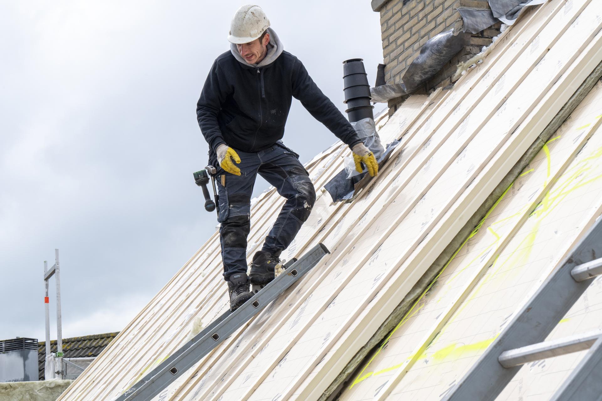 gdronderhoud-portrait-of-tradesman-on-a-roof-wearing-safety-gea-2024-03-01-03-10-36-utc Dakdekkersbedrijf Wijchen